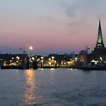 Traveloge Mit Schwimmbad Und Sauna